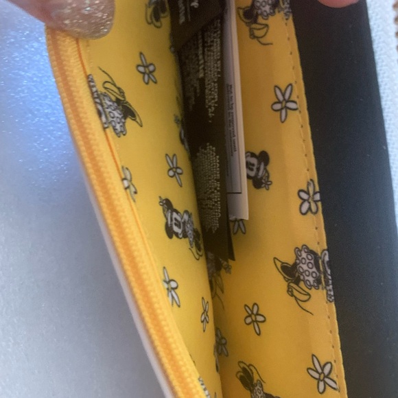 New Loungefly Minnie Mouse Daisy Zip Around Wallet - Picture 6 of 9